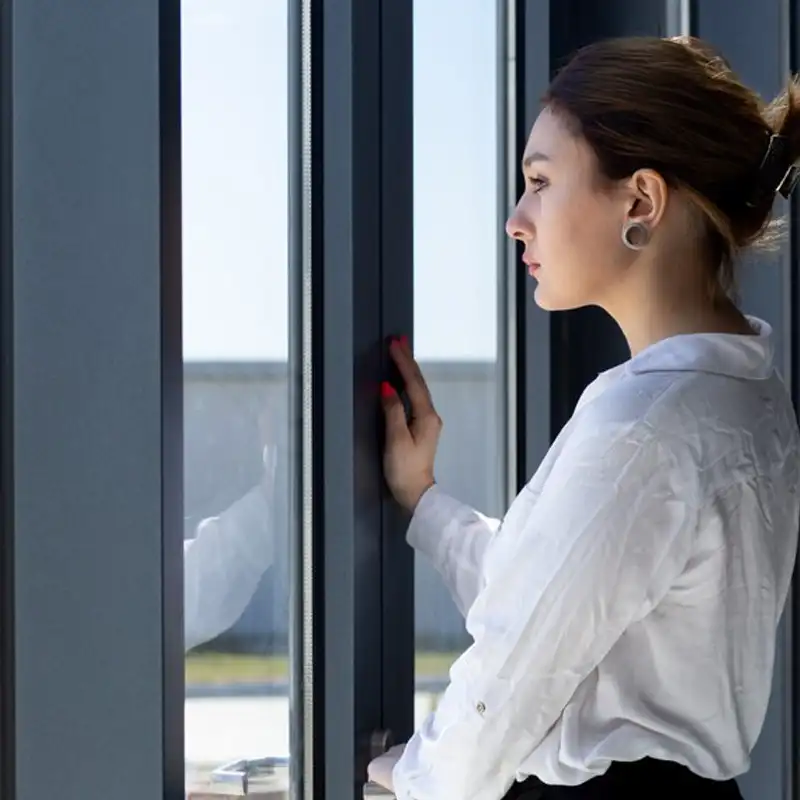 Bonne pose du portail. Le résultat est satisfaisant, bien que quelques détails de finition méritaient plus d’attention.