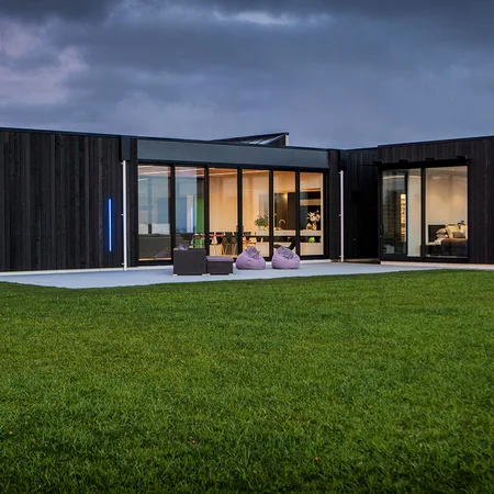 Portail solide et bien posé. Une meilleure anticipation sur les détails de finition aurait été un plus.