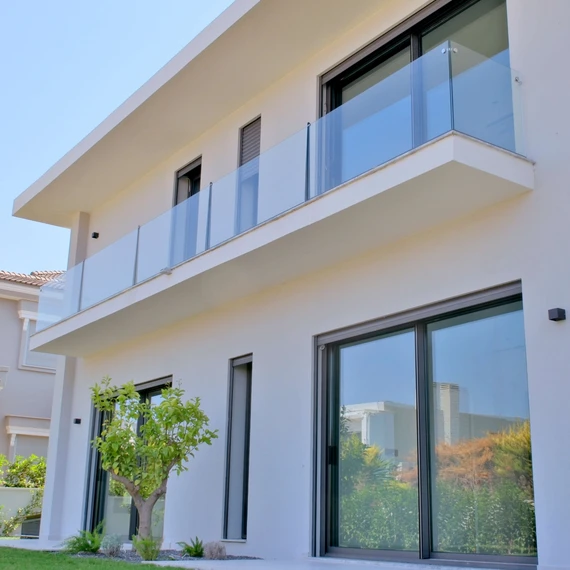 Pose rapide et finition parfaite ! Les fenêtres cintrées sont superbes.