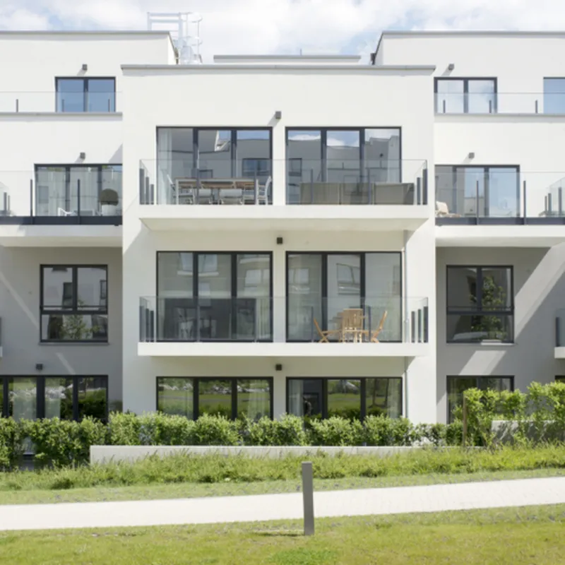 Bonne installation de mon portail en aluminium. La pose a été bien réalisée, même si quelques retouches auraient pu être faites avant la livraison.